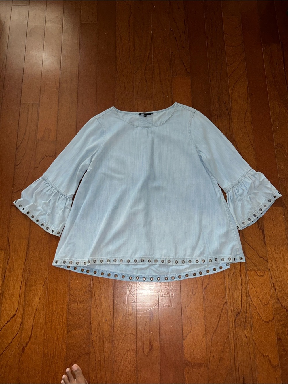 John Mark Faux Denim Flutter Bell Sleeve Blouse Eyelet Grommet Hem Size M - Picture 2 of 8